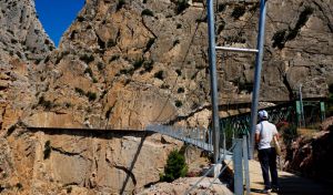 El Caminito del Rey reescribe su historia con un puente colgante de 110 metros