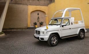Del papamóvil made in Spain al Vaticano eléctrico: los coches que han llevado al Papa y el elegido para Madrid