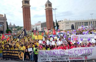 Miles de docentes piden en Barcelona más inversión en las aulas en última huelga del curso