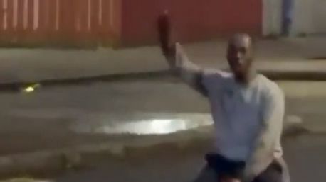 Un inmigrante sudanés intenta decapitar a un hombre de 40 años en plena calle en Belfast