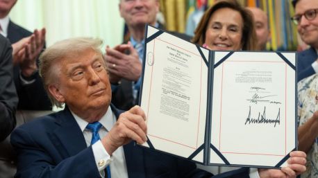 Trump firma una ley que destina 70.000 millones de dólares al control de la inmigración
