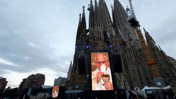 El Papa llama a la paz en su última misa en Barcelona: 'No podemos creer en Jesús y hacer la guerra'.
