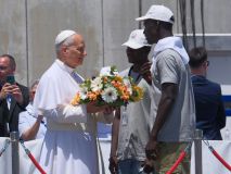 El Papa, en Arguineguín: 'Europa no puede acostumbrarse a que el Mediterráneo se convierta en un cementerio sin lápidas'