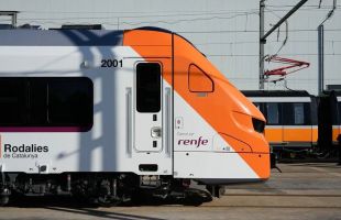 Cuatro líneas de Rodalies cortadas por un incendio cerca de las vías en Coma-ruga