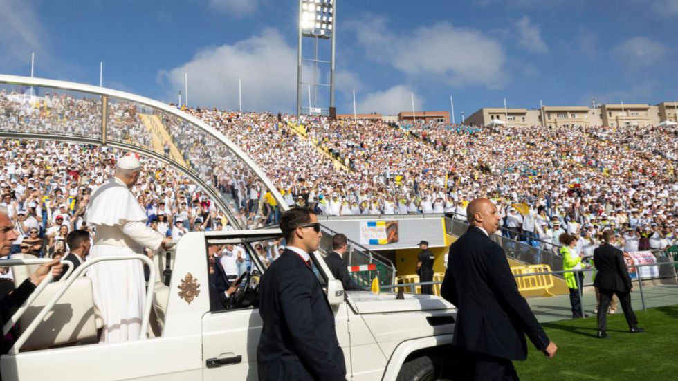 El Papa agradece 'el bien que se hace cada día ' en Canarias en una misa multitudinaria