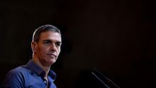Tezanos admite que el PSOE se hunde, pero se empeña en mantenerlo como el más votado