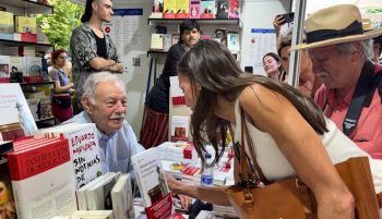 La Reina Letizia saluda a Eduardo Mendoza en la Feria del Libro de Madrid