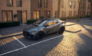 Toyota C-HR cumple diez años como símbolo del éxito híbrido de la marca japonesa