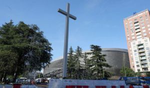 La cruz de la plaza de Lima instalada por la visita del Papa se quedará en Madrid
 