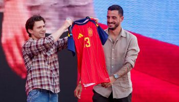 Tom Holland inaugura la 'fan zone' de Colón en Madrid para apoyar a La Roja: '¡Vamos España!'