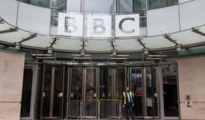 La BBC recortará 550 puestos de radio y TV y 700 más de puestos de gestión