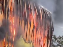 Gran incendio en una nave de trasteros en Villaverde