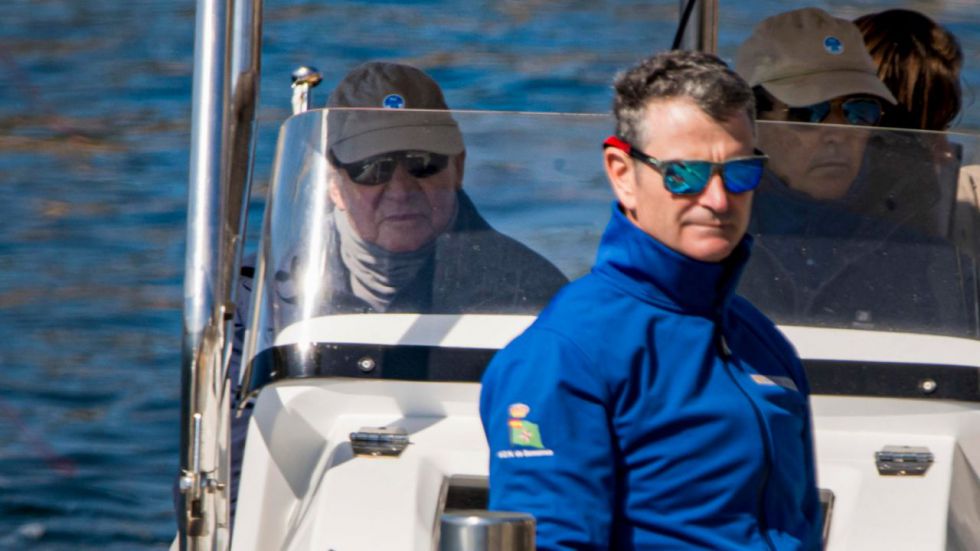 El Rey Juan Carlos sale a navegar y come con amigos tras una breve visita al hospital