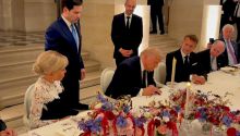 Trump firma el acuerdo de paz con Irán en Versalles