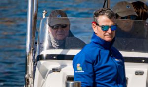 El Rey Juan Carlos I sale a navegar con la infanta Margarita en Sangenjo