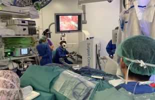 Vall d’Hebron realiza la primera cirugía pediátrica con robot a través de una incisión