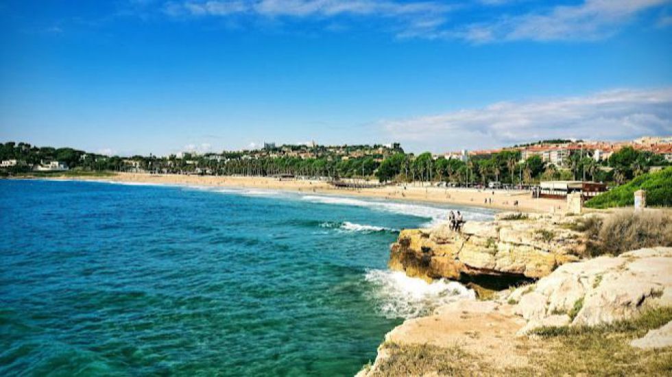 Un menor fallecido y dos en estado crítico cuando se bañaban en una playa en Tarragona