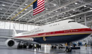 Trump desvela el nuevo Air Force One, un Boeing de lujo con los colores de la bandera