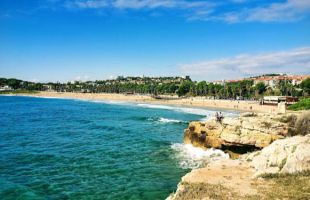 Un menor fallecido y dos en estado crítico cuando se bañaban en una playa en Tarragona