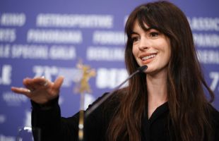 La actriz Anne Hathaway anuncia que está embarazada de su tercer hijo