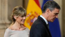 Silencio de Sánchez tras la imputación de su esposa, mientras sus ministros emprenden una brutal ofensiva contra Peinado