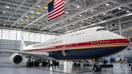 Trump desvela el nuevo Air Force One, un Boeing de lujo con los colores de la bandera