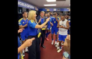Los reyes de Países Bajos bailan con Curazao en el vestuario tras el empate