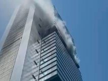 Un incendio en una planta técnica deja a tres personas confinadas y obliga a desalojar una de las cuatro torres de Madrid