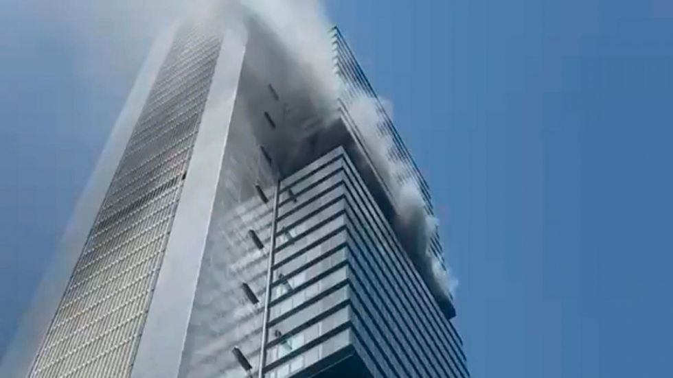 Un incendio en una planta técnica deja a tres personas confinadas y obliga a desalojar una de las cuatro torres de Madrid