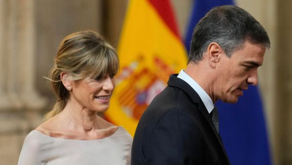 La esposa de Pedro Sánchez tiene prohibido salir de España y deberá comparecer en el juzgado cada 15 días.