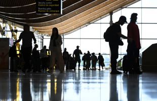 Detenido en Barajas un hombre de 86 años con 4,5 kilos de cocaína en su maleta