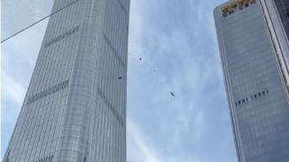 Una avioneta se estrella contra el edificio más alto de Pekín
 
