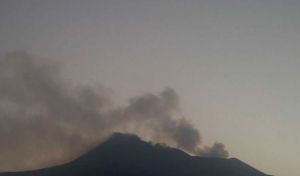 El volcán Etna erupciona de nuevo en Sicilia y expulsa lava a 3.000 metros de altura