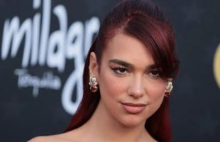 Dua Lipa abre en Oporto una biblioteca dedicada a libros censurados