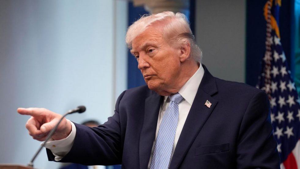 Trump amenaza con imponer un arancel del 100% si prospera el impuesto europeo a empresas digitales
 
