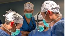 El Hospital Príncipe de Asturias, pionero en implantar una prótesis que permite recuperar la voz y la deglución