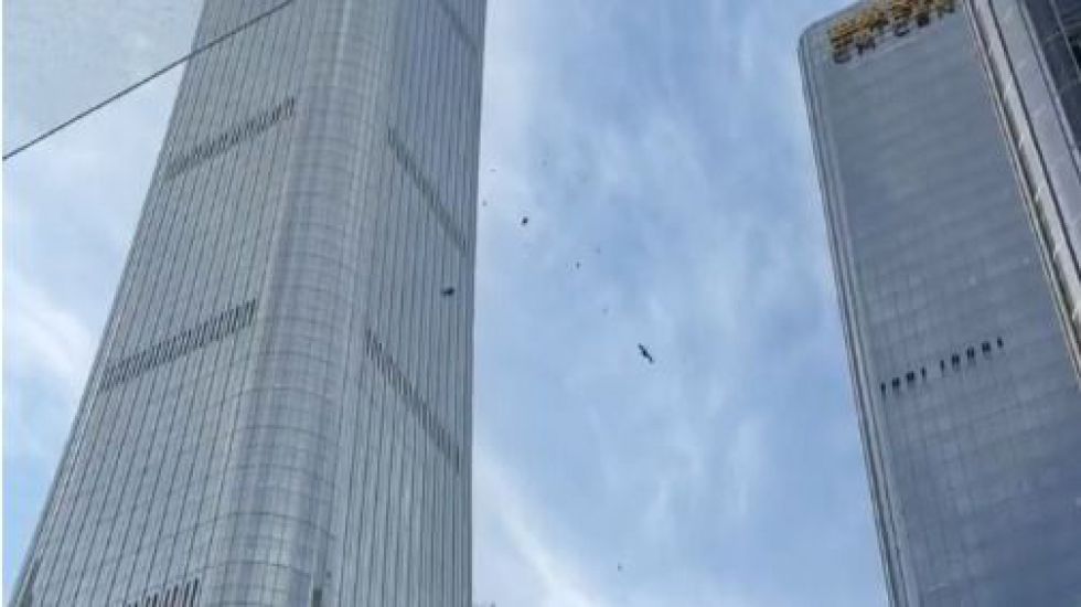 China confirma un muerto y 13 heridos tras el choque de una avioneta contra el edificio más alto de Pekín
 