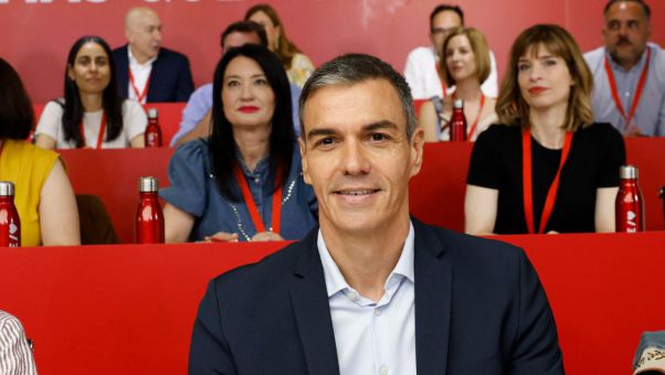 A pesar de los escándalos y la división parlamentaria, el presidente del PSOE saca pecho: 'Nuestro Gobierno incomoda porque nuestras políticas funcionan'.