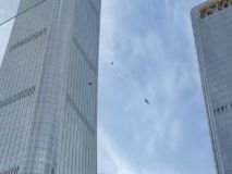 China confirma un muerto y 13 heridos tras el choque de una avioneta contra el edificio más alto de Pekín
 