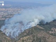 Un detenido por el incendio que ha obligado a confinar Tiana (Barcelona) y sus alrededores