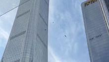 China confirma un muerto y 13 heridos tras el choque de una avioneta contra el edificio más alto de Pekín
 