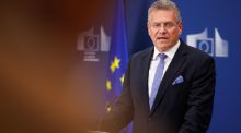 Bruselas y Pekín se comprometen a dialogar hasta octubre para evitar una guerra comercial