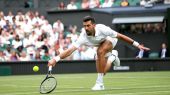 Wimbledon. Djokovic salva un debut exigente y se cita con Tsitsipas