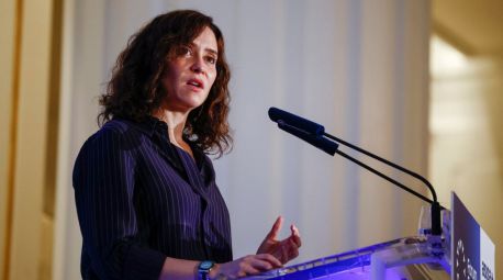 Ayuso avisa a los cónsules y funcionarios de que dar la nacionalidad a quien no le pertenece es 'ilegal'