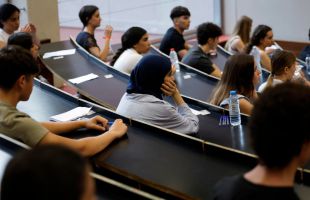 Varios tribunales dan la razón a los estudiantes y piden suspender la ola de ceros en euskera