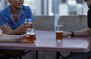 Casi el 40% de los jóvenes ha reducido su consumo de alcohol y el 20% lo ha eliminado