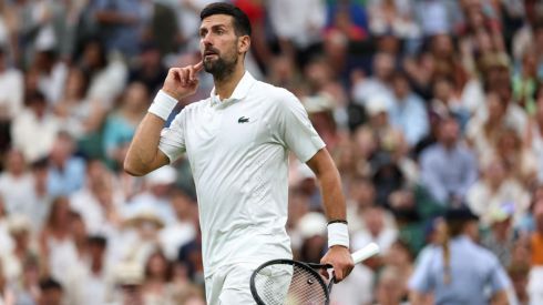 Wimbledon. Djokovic arrolla a Tsitsipas y vuela a la tercera ronda