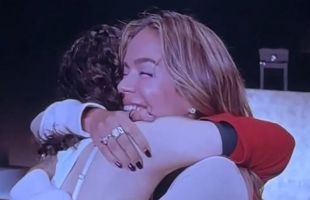 Rosalía invita a Karol G a su 'confesionario' en su concierto en California
 