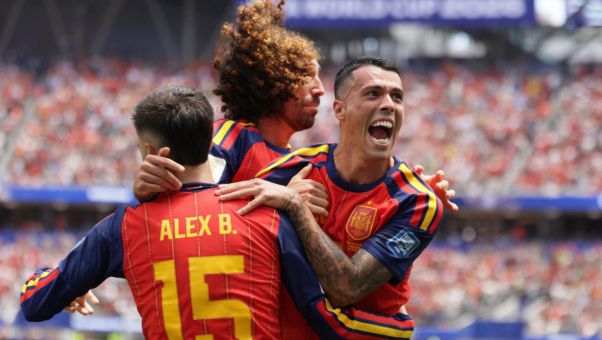 Exhibición del equipo de Luis de la Fuente, que muestra su mejor versión cuando el Mundial se pone serio. Goles de Oyarzabal y Porro para romper el 'malefi