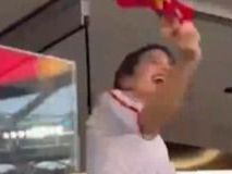 Rosalía, Bardem y Penélope Cruz bailan Despechá durante el partido de España contra Austria
